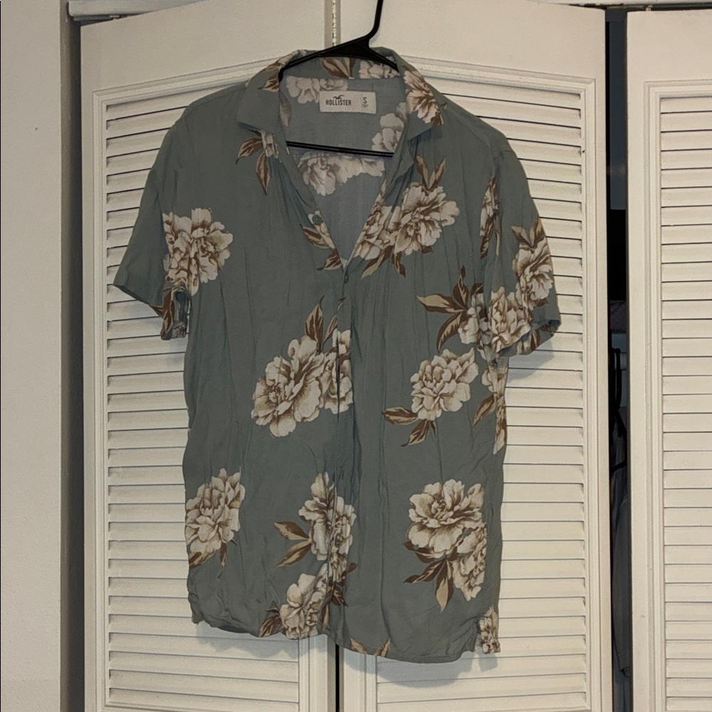 Hollister Men's Short Sleeve Floral Button-Up - Sage Green & Cream